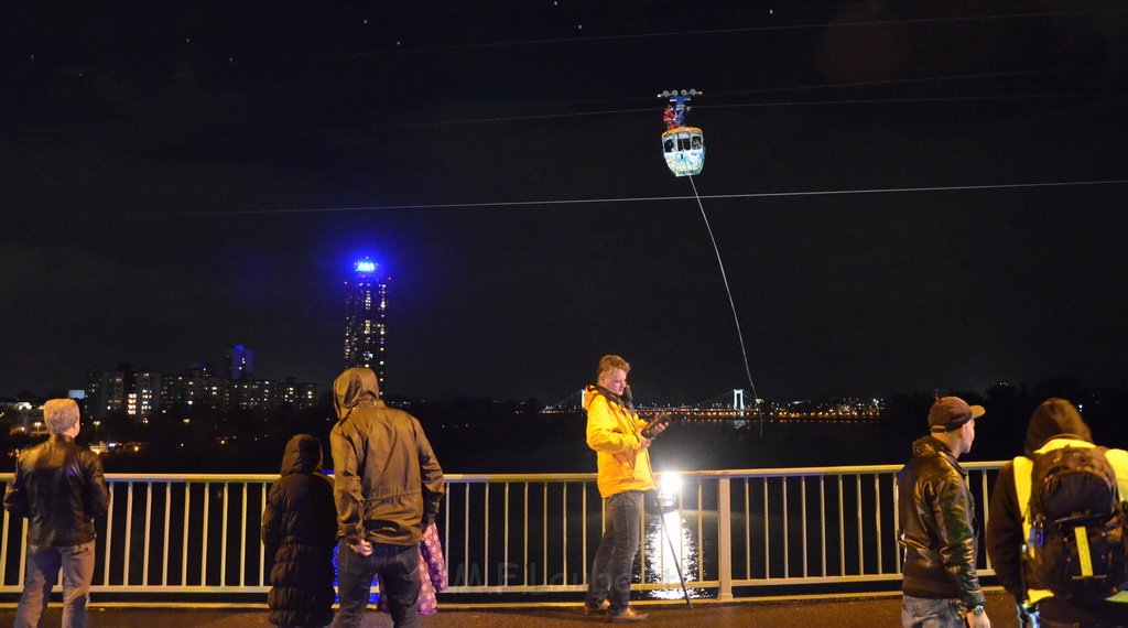 Einsatz BF Hoehenretter Koelner Seilbahn Hoehe Zoobruecke P2374.JPG